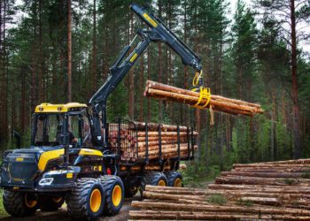 Siniestro en los montes de Valdés: el vuelco de un autocargador forestal deja a un hombre herido grave