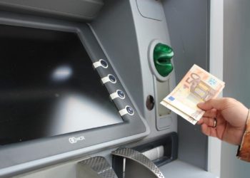 Con las manos en la masa… O en la ‘pasta’: detienen en Gijón a un atracador mientras coaccionaba a su víctima