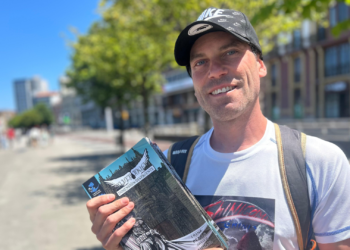 De viñeta en viñeta por el paseo de Fomento: Javier Monja trae su ‘Silver Knight’ a Gijón