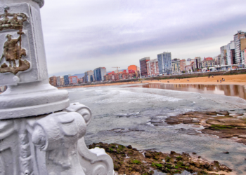 Greenpeace alerta: Gijón tiene más pisos turísticos que Palma y su litoral está en peligro