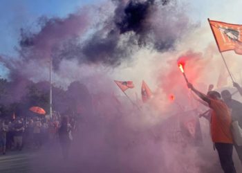 Gijón estalla contra el ingreso en prisión de ‘Las 6 de La Suiza’: «¡Compañeres, nun tais soles!»