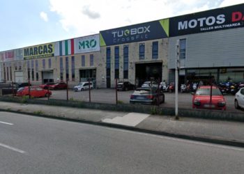 Grave accidente en Tremañes: un hombre, herido al caer de una moto que probaba en un concesionario