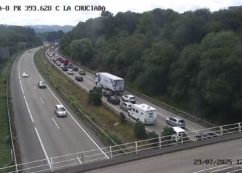 Un camión con áridos bascula en la A-8 y provoca retenciones kilométricas a la altura del cruce de Serín