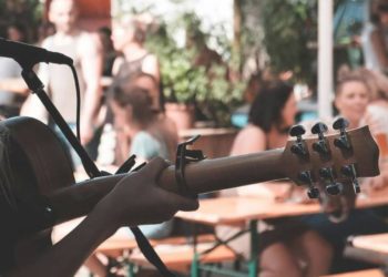 ‘Siente Xixón’ encaja un nuevo hachazo: ordenan la suspensión cautelar de los conciertos en terrazas