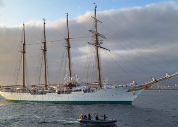 El ‘Elcano’ y la ‘Blas de Lezo’ ya descansan en los muelles de Gijón… Pero las visitas aún se harán esperar