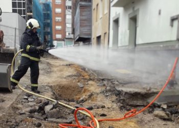 Confinados tres portales en Sotrondio por una fuga de gas abierta durante una excavación