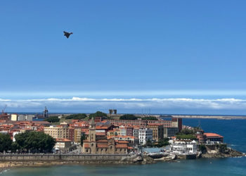 El azul del cielo de Gijón fue el mejor escenario para el espectáculo del Festival Aéreo