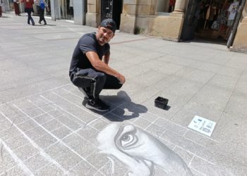 Arte con tiza y pastel en Corrida: «Pintar es solitario, pero en la calle lo compensa la gente que se para y los chiquillos»
