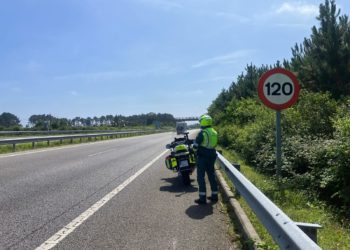 Con el carnet recién sacado y sobrepasando el límite en 98 kilómetros por hora: cazado en un deportivo en El Franco a 218