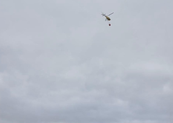 Un incendio que cubrió de humo Luanco calcina dos hectáreas de pastizal en Peroño