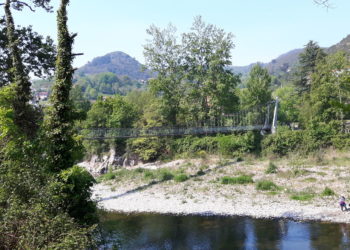 Buscan a un joven en el río Nalón que desapareció tras pedir ayuda mientras se bañaba