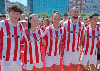 Sí, «tien cuello»… La nueva equipación del Sporting causa sensación en la arena de San Lorenzo