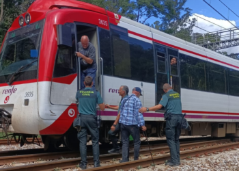 Hasta aquí hemos llegado: 33 pasajeros, evacuados de un tren con destino a Gijón que quedó parado en Siero