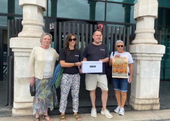 Cimavilla entrega 1.552 firmas para frenar el Paseo Gastro