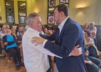 Xuan Bello ye despidíu n’Uviéu por amigos y autoridaes enantes del funeral nel so Paniceiros natal