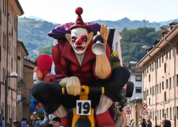 El Descenso Folklórico del Nalón vuelve a teñir de humor y color las aguas de Laviana