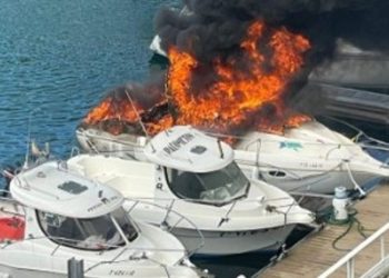 El fuego ‘se traga’ una embarcación en Luarca