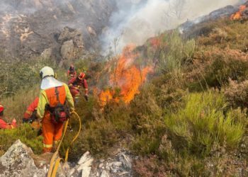Españoles, griegos, franceses, andorranos… La ‘liga de naciones’ que está haciendo recular al fuego en Asturias