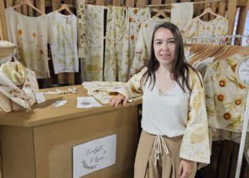 Moda concienciada y hecha a mano: Eucalipto y Mimosa da color a tejidos naturales con hojas y flores