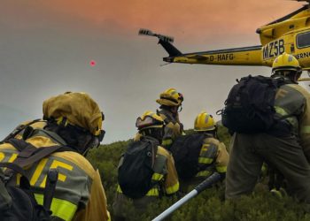 Asturias continúa atenta a las llamas: doce incendios siguen ardiendo en la región, seis de ellos sin control