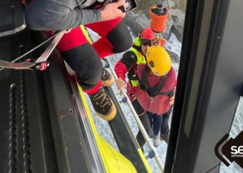Rescatan en helicóptero a un hombre atrapado por la marea en un pedrero de Peñarrubia