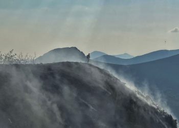 Ibias en llamas, una línea férrea cortada, una detención en Llanes… El fuego sigue siendo actualidad en Asturias