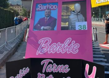 Barbón «participa» en el Descenso Folklórico del Nalón con una embarcación alusiva a Tarna