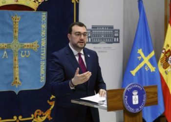 Barbón alerta del auge de la extrema derecha: «Una ola de involución que amenaza las libertades»