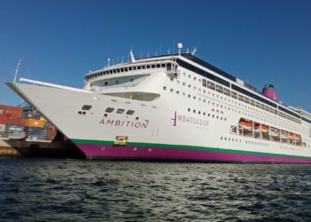 De transportar refugiados de la guerra de Ucrania a surcar los mares por placer: el ‘Ambition’ llega a Gijón