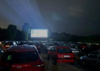 ‘Agárralo como puedas’, la comedia de moda con la que el Autocine de Gijón se ha despedido tras 32 años