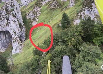 Rescate de altos vuelos en Laviana: evacúan por aire a un senderista que se desorientó en Peña Mea