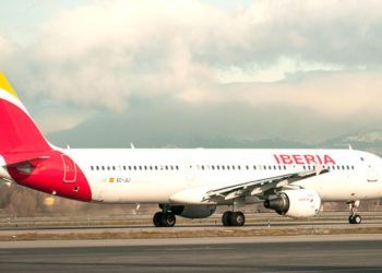 Amargura en la terminal: Iberia cancela el primer vuelo del sábado de Asturias a Madrid sin dar explicaciones