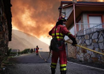 El fuego afloja su dentellada sobre Asturias: bajan a cuatro los incendios activos y hay tres estabilizados