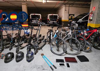 Bicicletas, patinetes, cascos… El botín ‘sobre ruedas’ hallado por la Policía Nacional en un sótano de Gijón