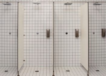 Se enfrenta a diez años y medio de cárcel por grabar a mujeres duchándose en un centro social de Gijón