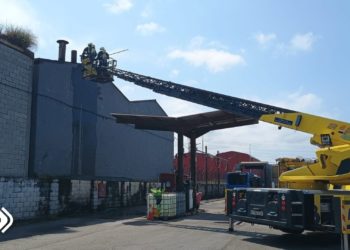 Extinguen un incendio declarado en una nave industrial de Avilés