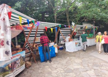 Así es el pequeño mercadillo «escondido» en el Pueblo de Asturias, el lugar más fresco de la Feria de Muestras