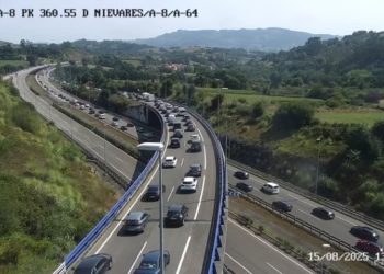 Un herido grave y tres evacuados tras una colisión de cuatro turismos en la A8 que ha provocado retenciones