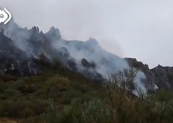 El fuego que llega de León preocupa en Asturias, donde la situación está controlada