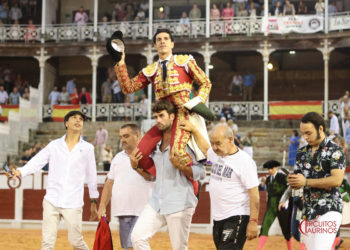 Talavante abrió la puerta grande de El Bibio en la última corrida de la Feria