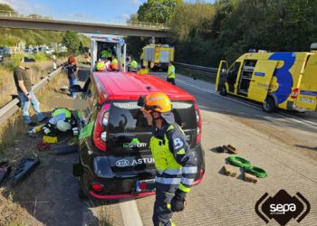 Un motorista acaba atrapado debajo de un vehículo en la autopista ‘Y’
