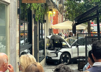 Susto en Capua: un coche arrolla una terraza y deja dos mujeres heridas