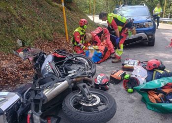 El choque entre un turismo y una moto deja al conductor de la segunda herido en Puerto de Tarna