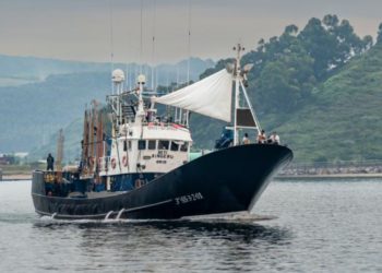 Motín a bordo del ‘Beti Aingeru’: el bonitero vasco arriba a Gijón escoltado por la Guardia Civil
