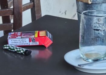 La prohibición de fumar en terrazas divide a Gijón: del «de casa se sale fumado» al «vamos camino de una dictadura»