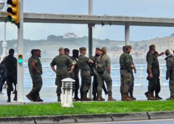 ¿Qué hacen unos quince militares en uniforme de campaña paseando por San Lorenzo? Una pista: no es una invasión