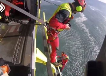 VÍDEO | Impresionante rescate aéreo de un pescador que cayó a la mar en Moniello