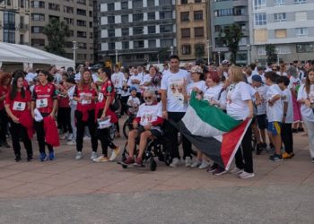 ‘Cote’ y la jugadoras del Telecable lideran una iniciática Marcha ‘Gijón Respira’ para el recuerdo… Y repetible