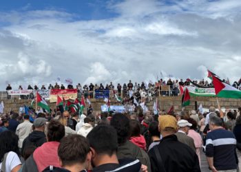 El pueblo asturiano vuelve a gritar en Gijón «¡non a les guerres!»