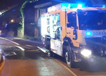 Doble intervención en Gozón y Siero por incendios: afectados una nave agrícola, dos coches y una vivienda-almacén